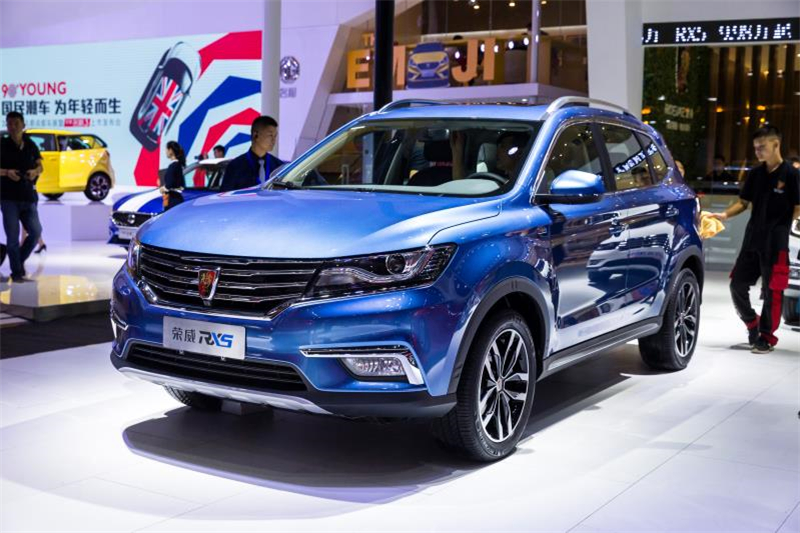 全新榮威950、榮威e950定義“高級(jí)轎車” 成都車展亮相售價(jià)16.88萬起 互聯(lián)網(wǎng)汽車上市一周年 系統(tǒng)升級(jí)帶來顛覆式進(jìn)化