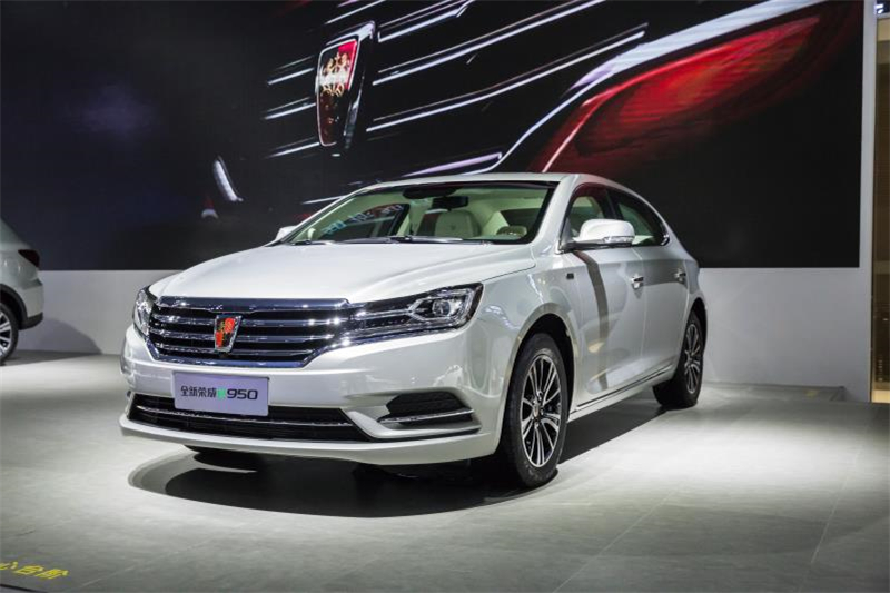 全新榮威950、榮威e950定義“高級(jí)轎車” 成都車展亮相售價(jià)16.88萬起 互聯(lián)網(wǎng)汽車上市一周年 系統(tǒng)升級(jí)帶來顛覆式進(jìn)化