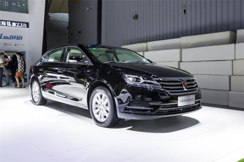 全新榮威950、榮威e950定義“高級(jí)轎車” 成都車展亮相售價(jià)16.88萬起 互聯(lián)網(wǎng)汽車上市一周年 系統(tǒng)升級(jí)帶來顛覆式進(jìn)化
