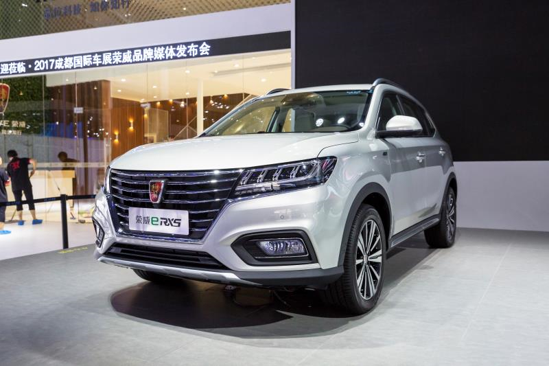 全新榮威950、榮威e950定義“高級(jí)轎車” 成都車展亮相售價(jià)16.88萬起 互聯(lián)網(wǎng)汽車上市一周年 系統(tǒng)升級(jí)帶來顛覆式進(jìn)化