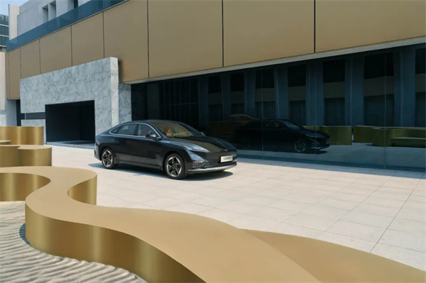 限時先享置換一口價！「10萬級600續(xù)航中級轎車」五菱星光2025款正式上市！